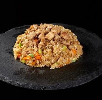 Рис с говядиной и овощи и соус на выбор