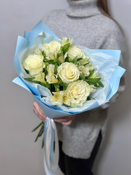 Букет «Роскошь» из белых роз и альстромерии