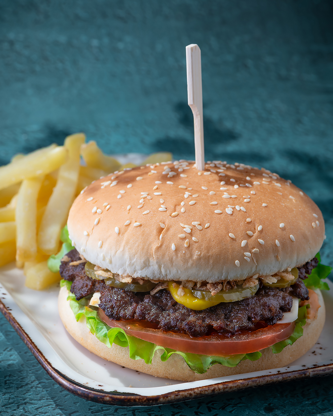 Бургер с картофелем фри