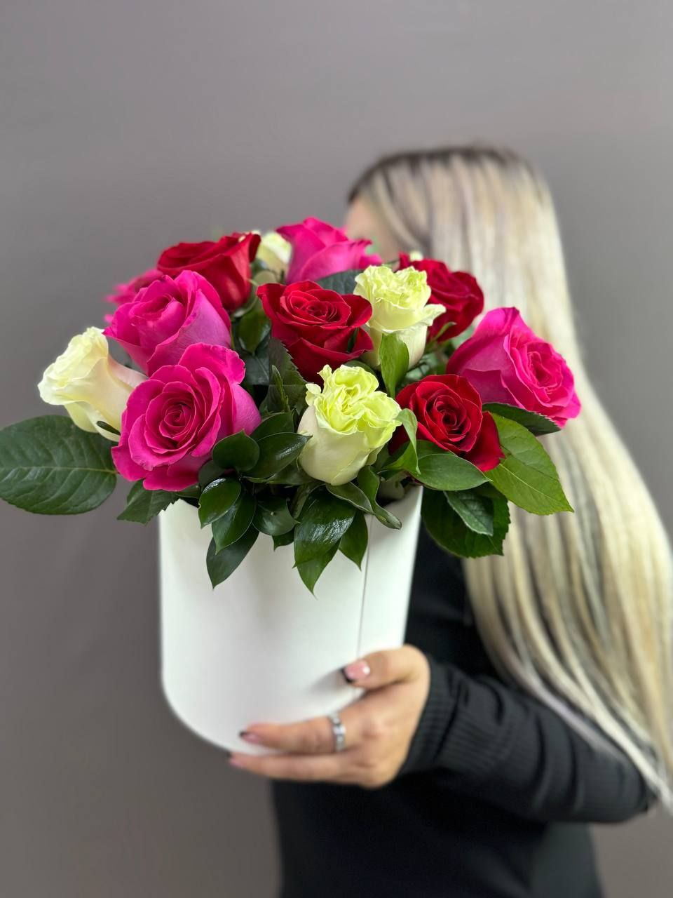 Композиция из 15 роз микс с рускусом