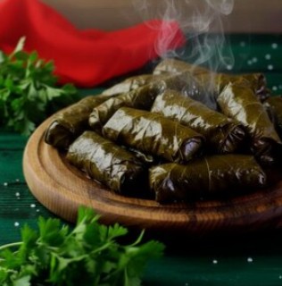 Долма (телятина), соус, хлеб