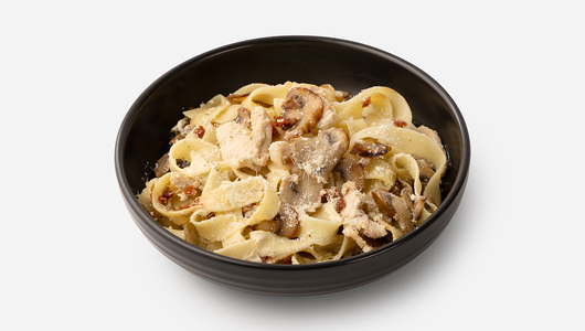 Паста фетучини с курицей су-вид в сливочном соусе с вялеными томатами