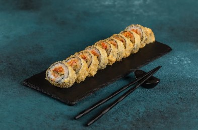 Ролл с лососем и овощами