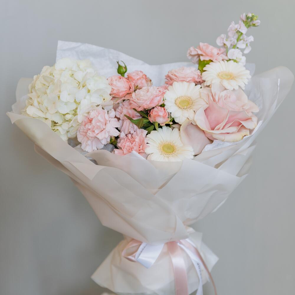 Букет с гортензией и герберами, кустовыми розами