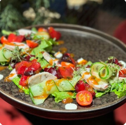 Салат с копченой сливой и индейкой су-вид