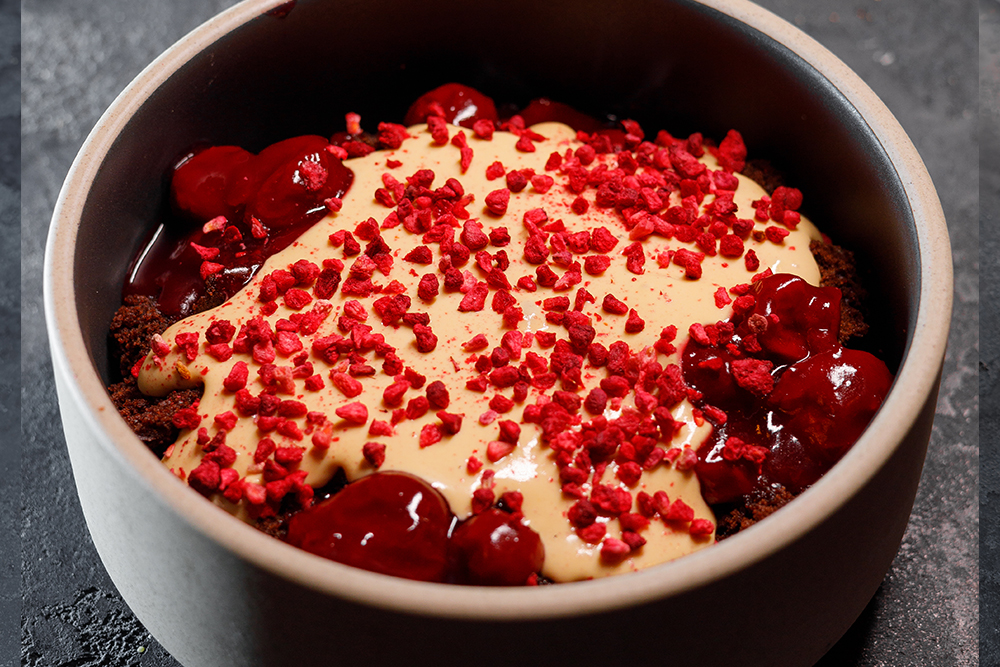 Сметанник с вишней и муссом из вареной сгущенки