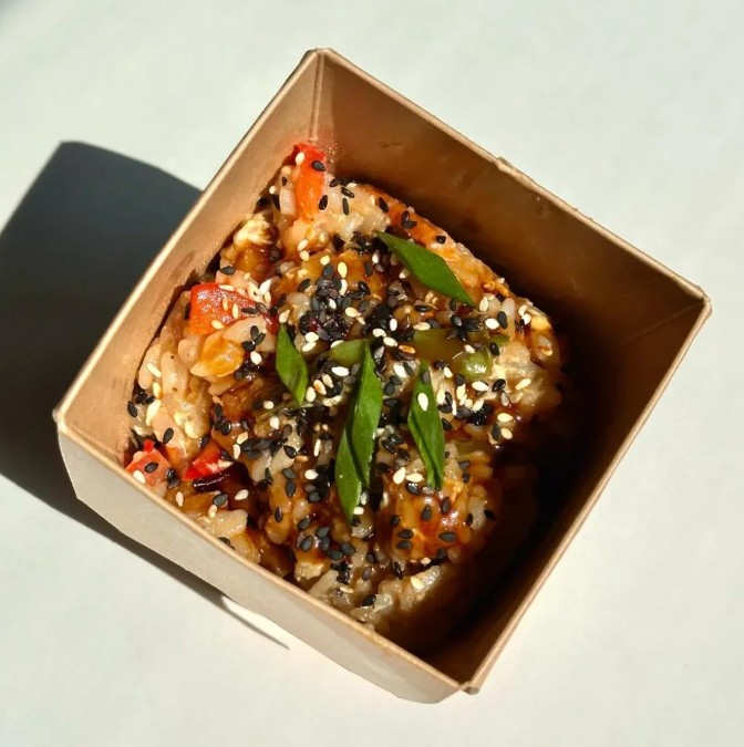 Вок Рис с овощами и яйцом в соусе Унаги