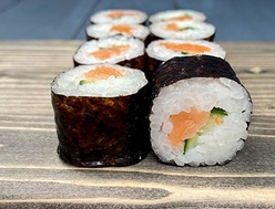 Классический ролл с лососем и огурцом