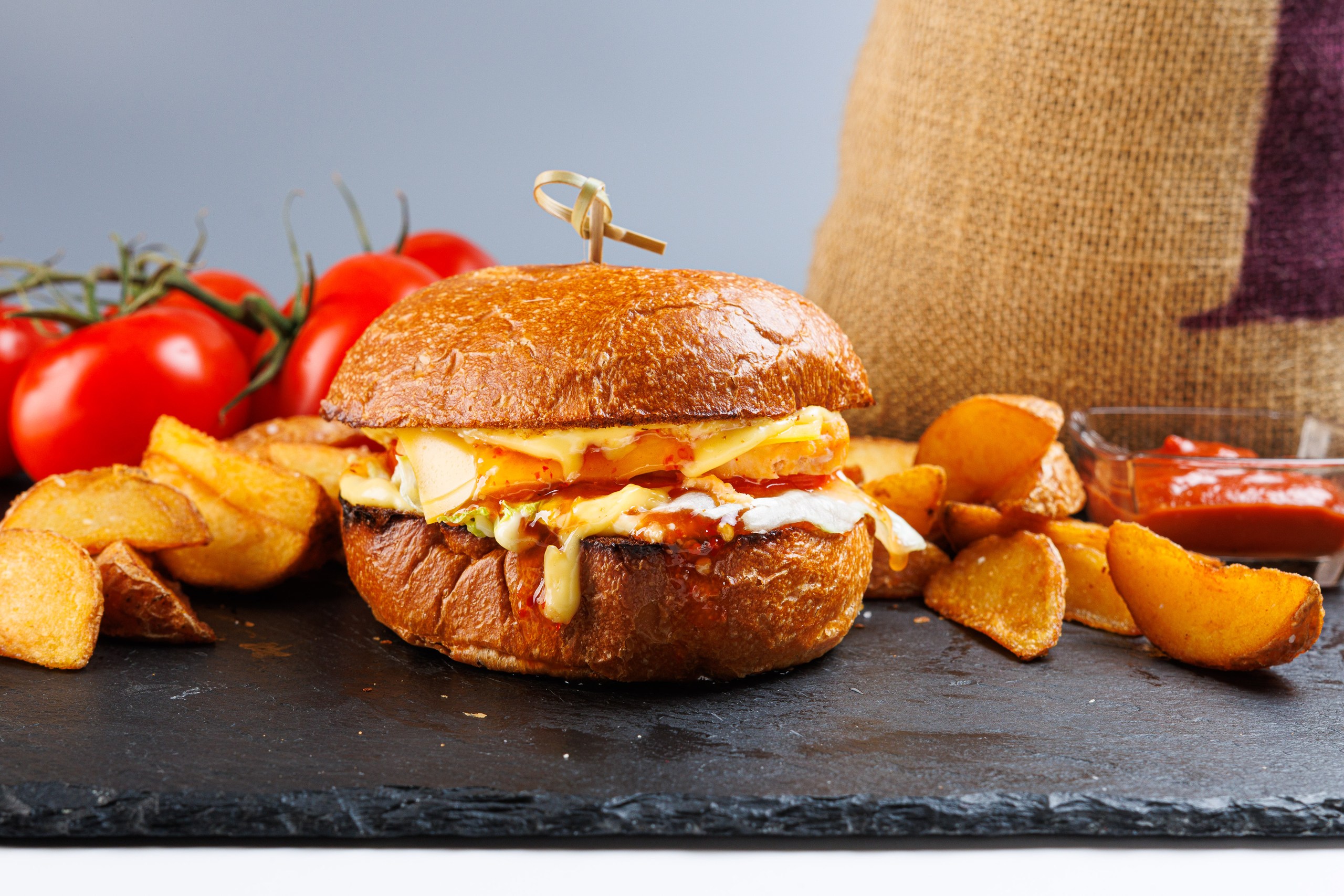 Бургер курочка и соус спайси