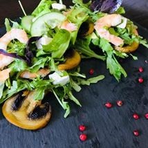 Салат с креветкой и цитрусовым соусом