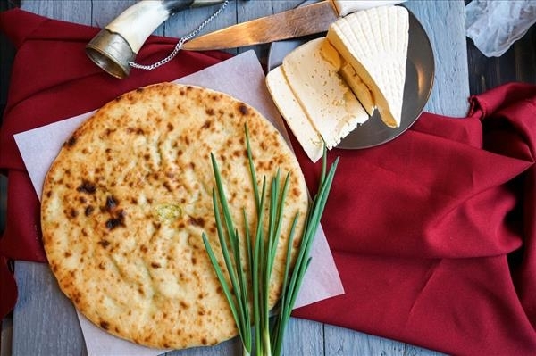 Пирог с сыром и зеленым луком