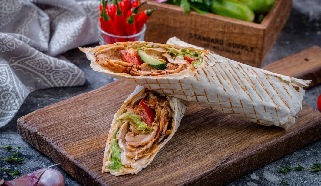 Шаурма микс с кур, телят, ягнен в лаваше