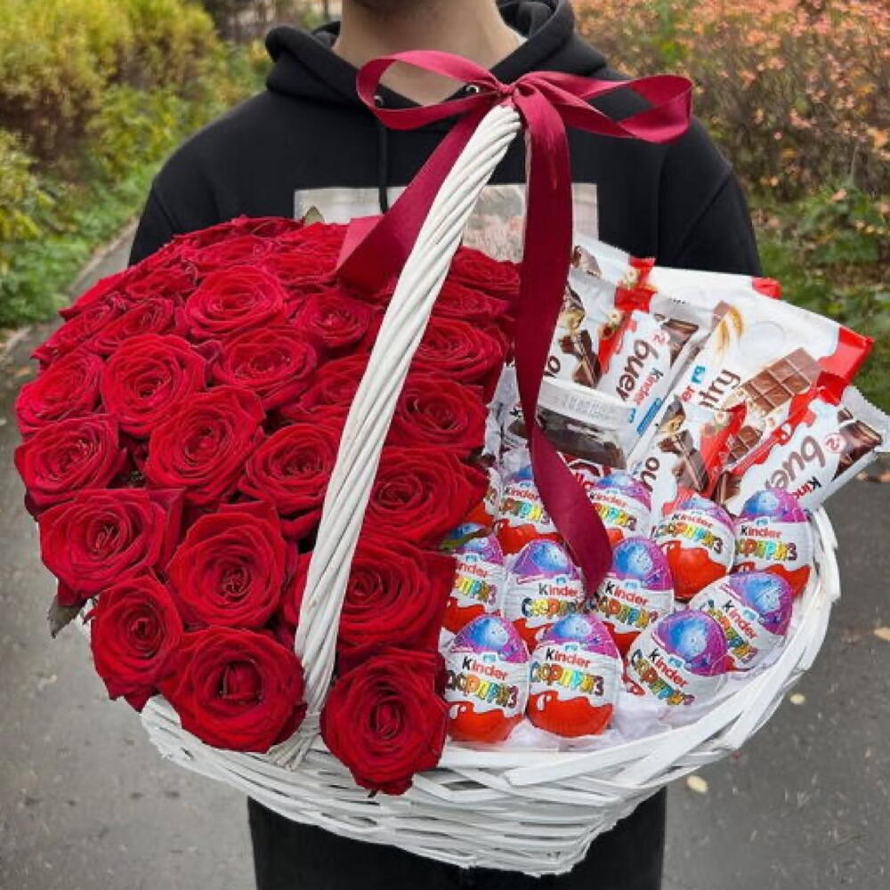 Корзина с розами и киндерами