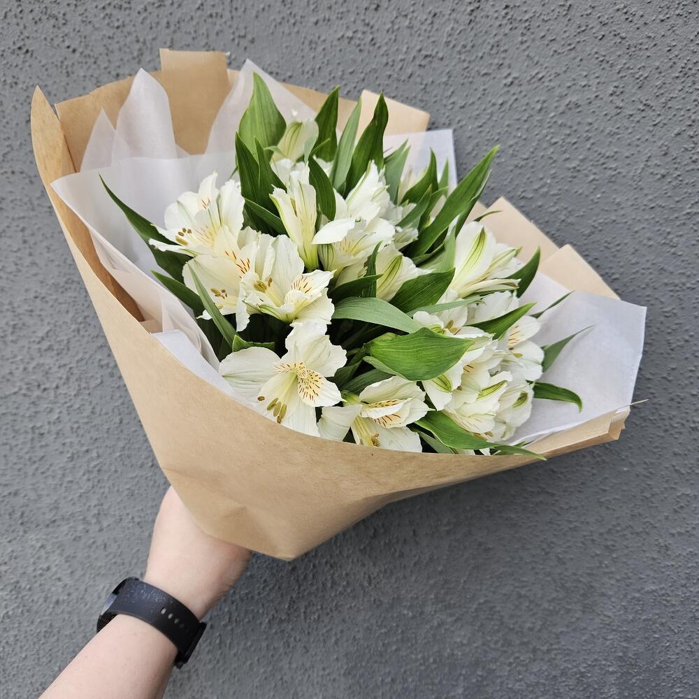 Букет из белой альстромерии