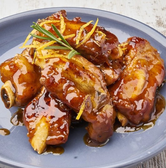 Свиные ребрышки Ком Сон Ньен и рис