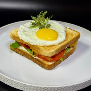 Сендвич с курочкой и яйцом