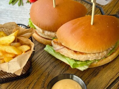 Бургер с мясом птицы + картошка фри + сырный соус