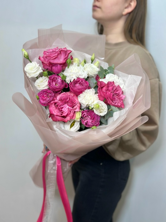 Букет с пионовидными розами ,кустовыми розами ,эустомой и гвоздиками