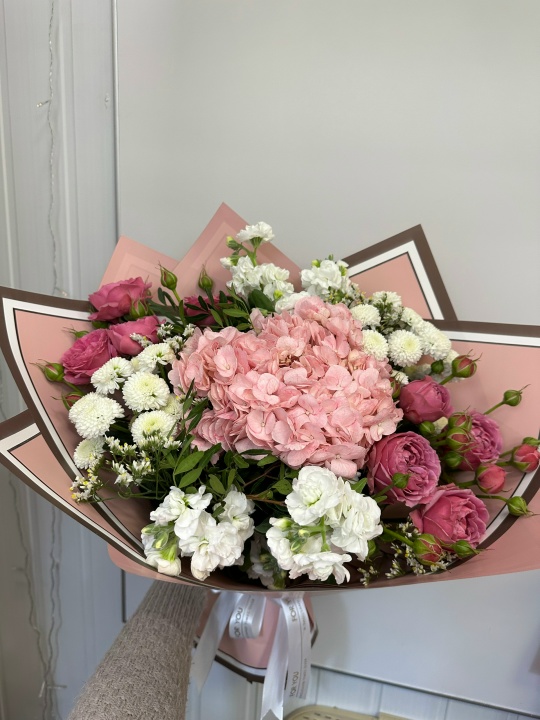 Букет с кустовыми пионовидными розами