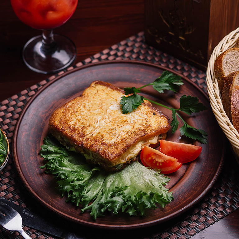 Гренка с курицей и грибами в сливках