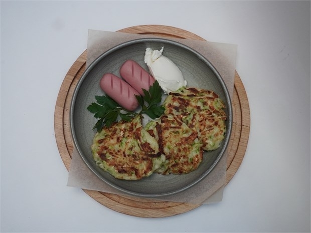 Оладьи из кабачка и картофеля с сосисками