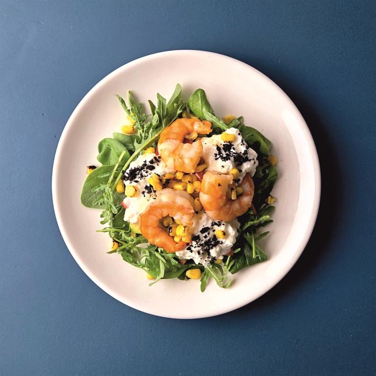 Салат с Королевскими креветками, авакадо и страчателлой