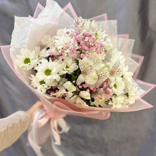 Букет цветов: ромашки, альстромерия, гипсофила (б0080)