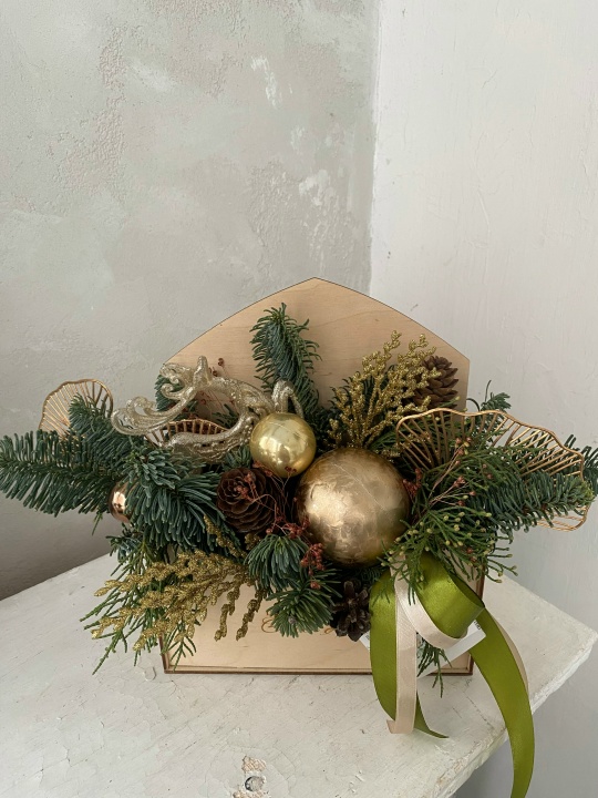 Зелено-золотистая новогодняя композиция из игрушек и нобилиса