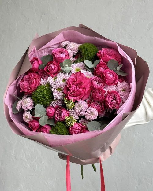 Букет из гвоздик, роз и хризантем