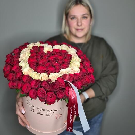 Цветы в коробке 135 роз