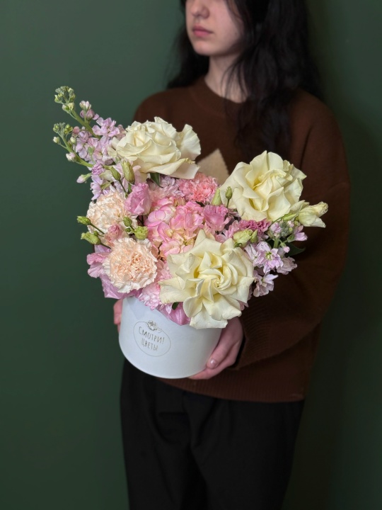 Коробка с гортензией,маттиолой и эквадорскими розами