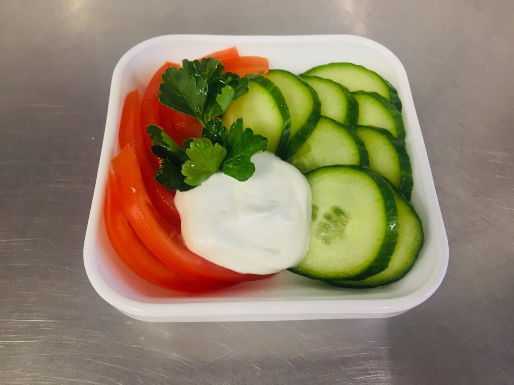 Салат из огурцов и помидоров со сметаной