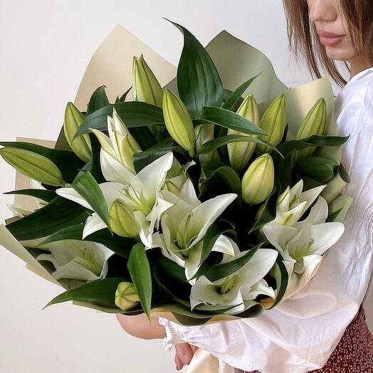 Букет из ароматных и пышных лилий