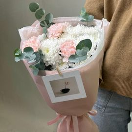 Розовые диантусы с хризантемой и эвкалиптом