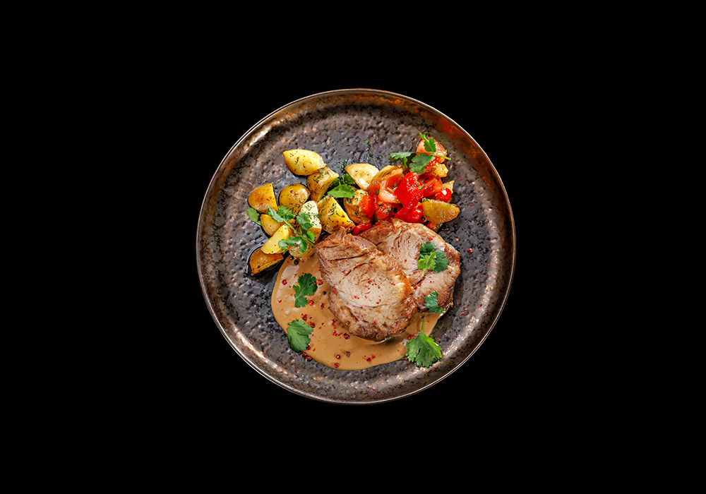 Свиной ошеек с картофелем бэби и теплым салатом из овощей