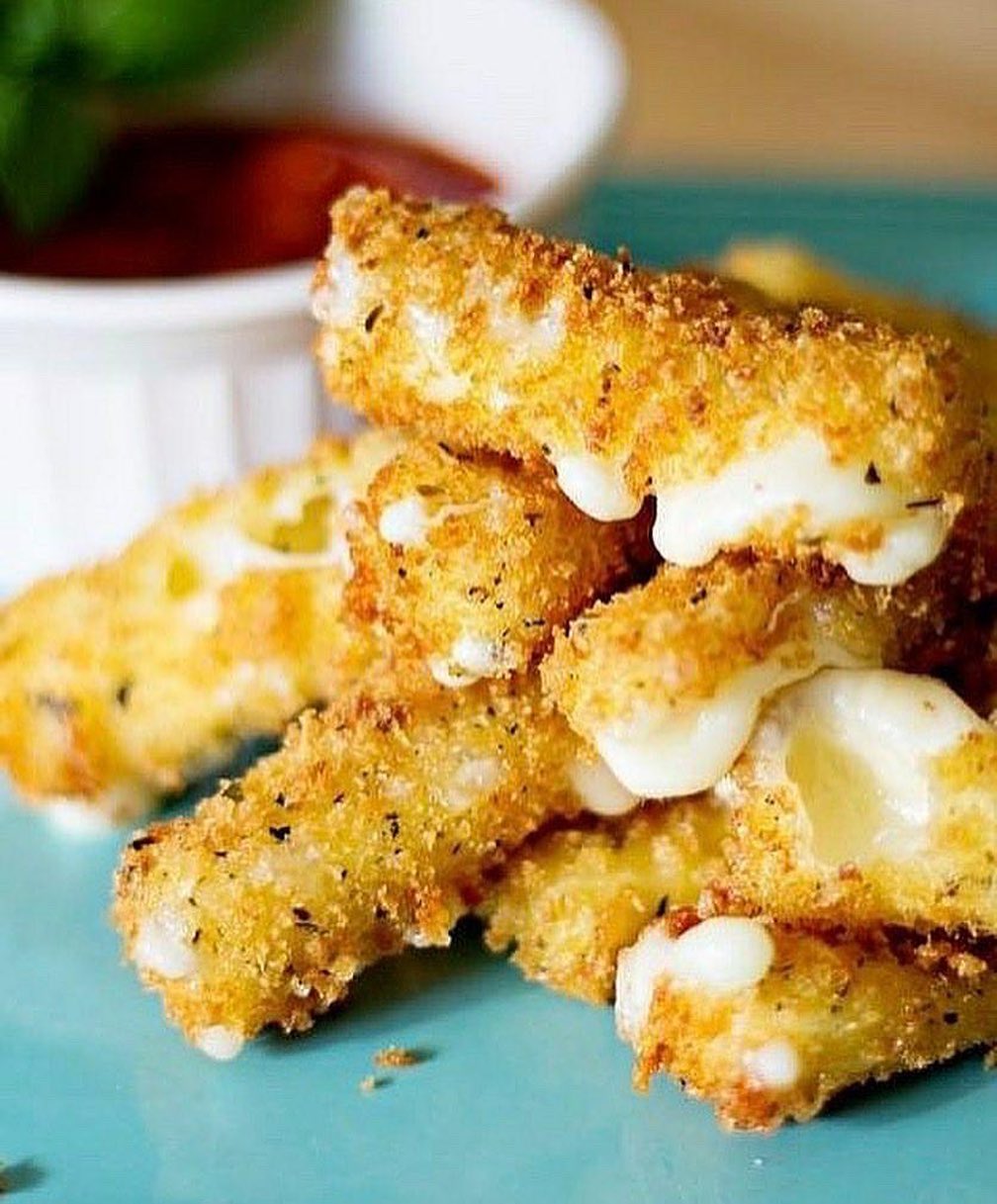 Сырные палочки с брусничным соусом
