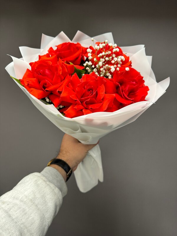 Букет из 5 французских роз с гипсофилой в белой упаковке