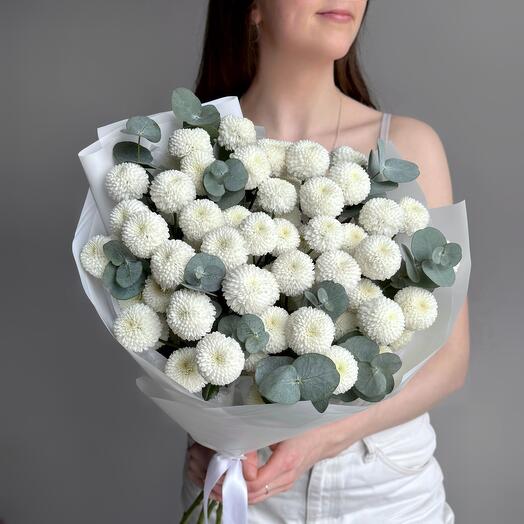 Нежный букет белая хризантема Ньютон и эвкалипт