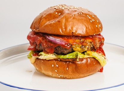 Бургер с котлетой из свинины и говядины