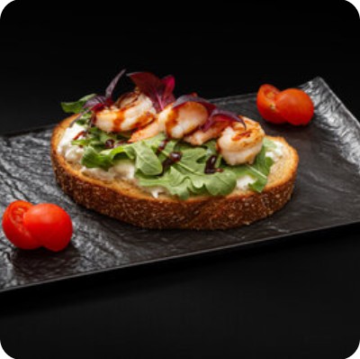 Брускетта с руколой и креветкой
