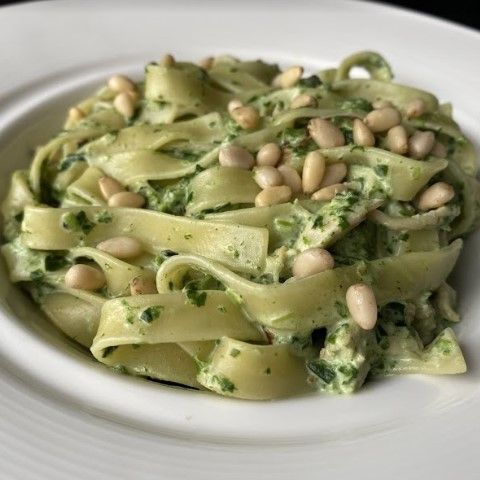 Феттуччини с копченой курицей и шпинатом
