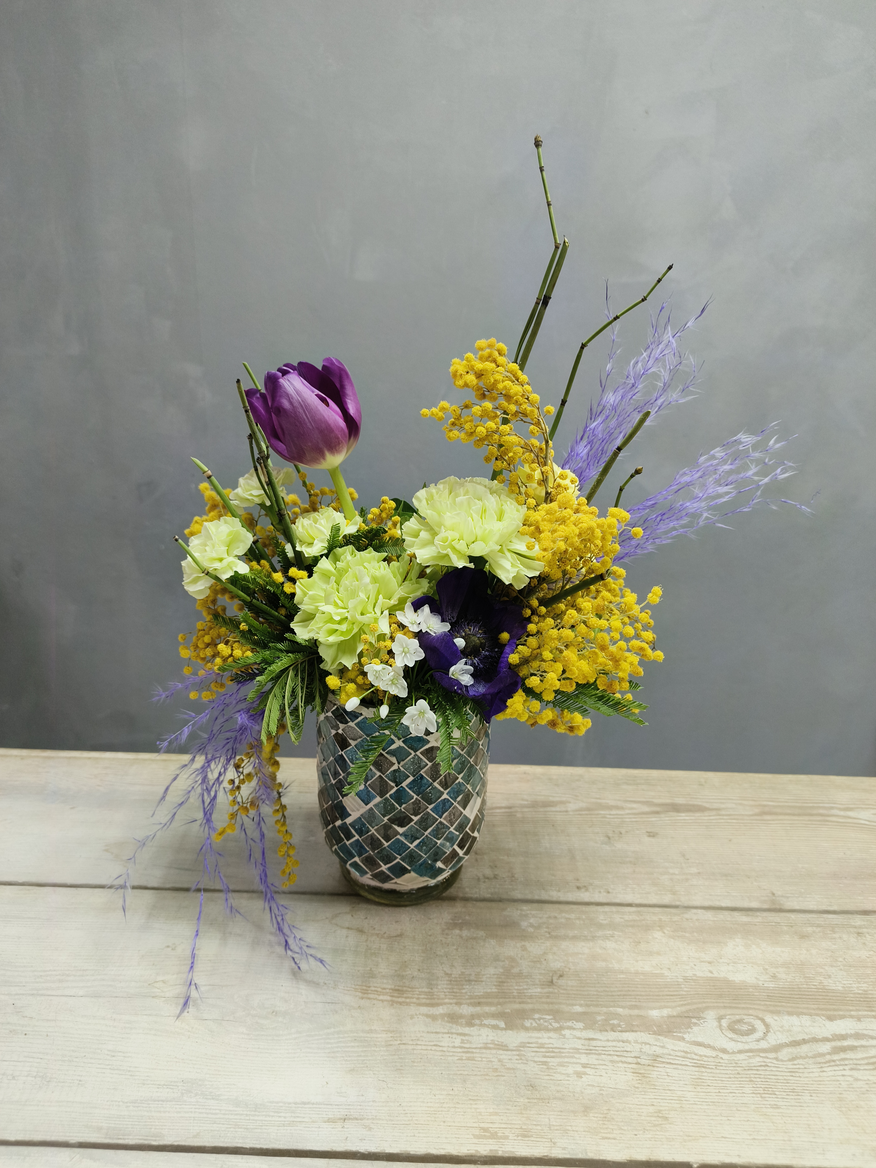 Композиция в вазе 8 марта