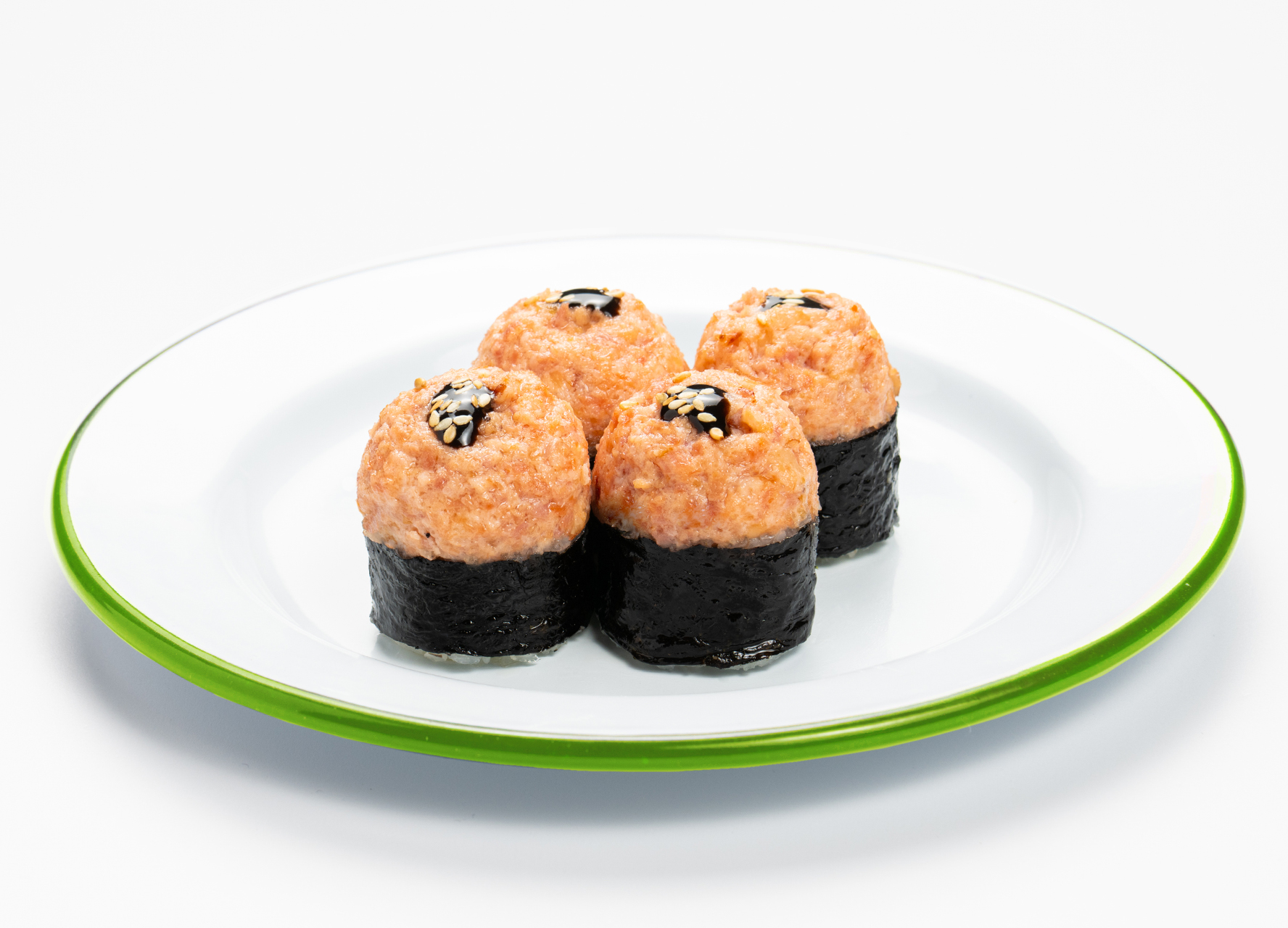 Половинка запеченного ролла с беконом