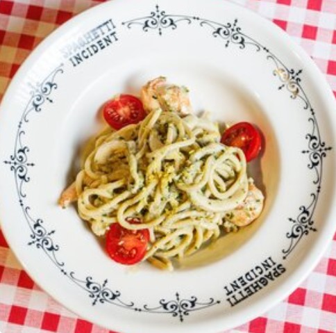 Спагетти с креветками, кальмаром и песто