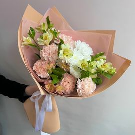 Букет с диантусами и альстромерией