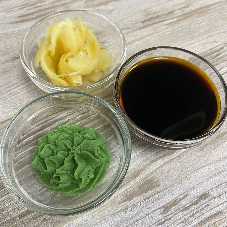 Имбирь, васаби и соевый соус