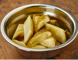 Миска маринованных огурцов