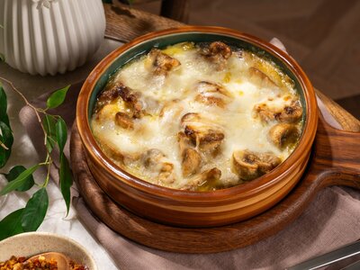 Запечённые шампиньоны под сыром сулугуни