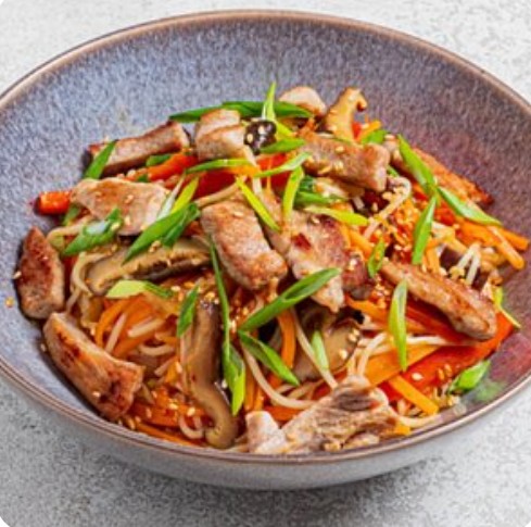 Wok Говядина с лапшой и кисло-сладким соусом