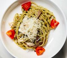 Паста с курицей и соусом песто